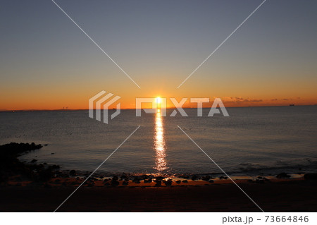 三重県 海岸から眺める日の出 三重県 海岸から眺める日の出 73664846