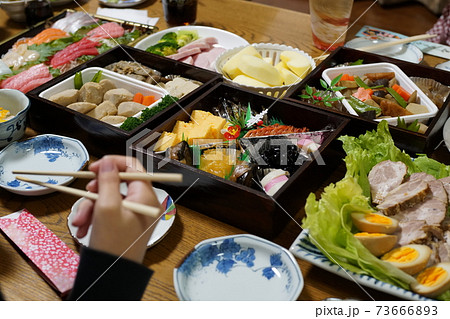 正月は家族でお節料理を食べる。 73666893
