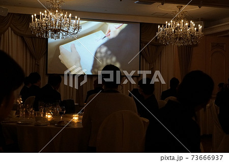 披露宴会場でのプロジェクタースクリーン。 73666937