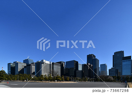 「東京都」皇居より望む大手町のオフィス街 73667298