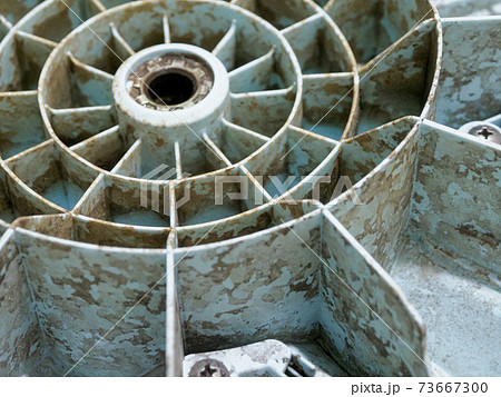 全自動洗濯機の分解掃除　フタの内側　斜め上から 73667300