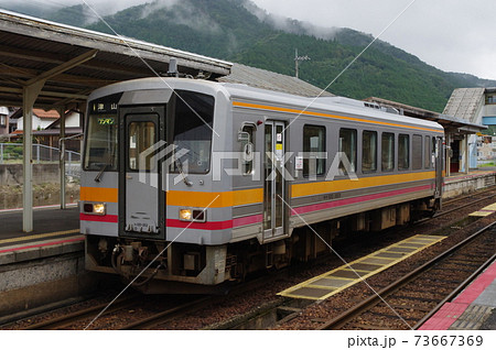 因美線・智頭駅に停車する津山行単行ディーゼルカー 73667369
