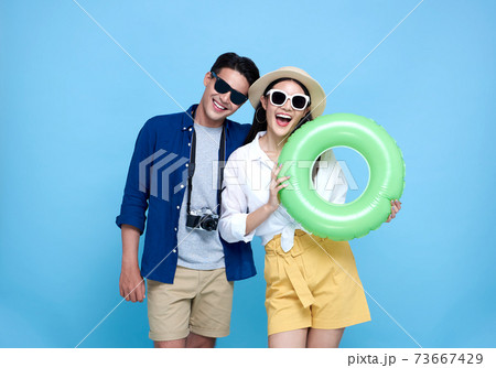 Asian couple tourist dressed in summer clothes and beach accessories 73667429