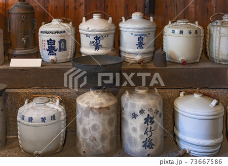 [東京・上野桜木] 明治時代のレトロな雰囲気を保つ旧吉田屋酒店の樽の形した陶器のバレルボトル 73667586