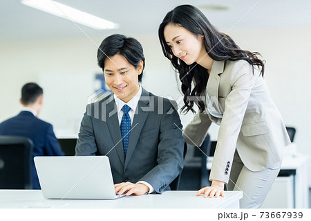 オフィスで仕事をするビジネスパーソン  73667939