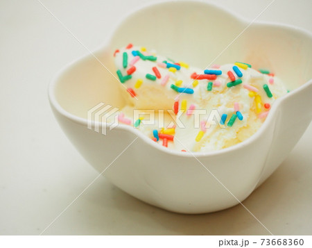 トッピング付きバニラアイスクリーム 73668360