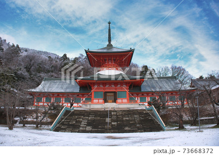 雪景色の善光寺雲上殿の写真素材