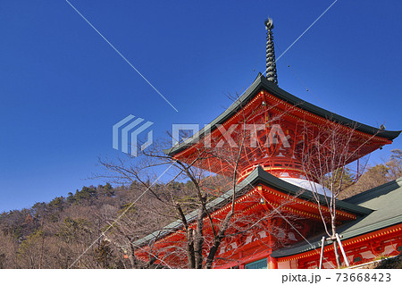 青く澄み渡る冬の善光寺雲上殿の写真素材