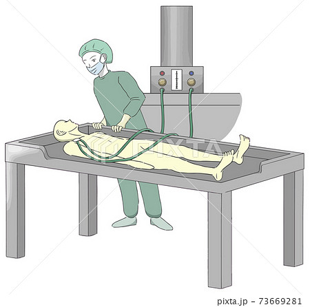エンバーミングの「注入」工程で防腐固定液を注入する人2 エンバーミングの「注入」工程で防腐固定液を注入する人2 73669281