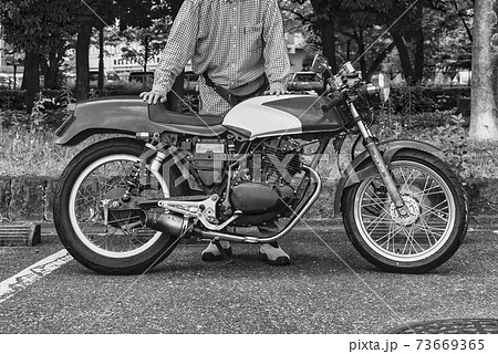 バイクライフ シニアライダーとクラシックバイク 白黒フィルム風加工 バイクライフ シニアライダーとクラシックバイク 白黒フィルム風加工 73669365