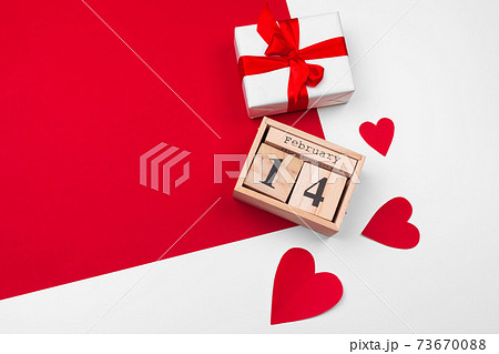 Valentines day theme with wooden block calendar Valentines day theme with wooden block calendar 73670088