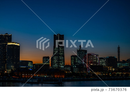 横浜・みなとみらい・大さん橋から見る夜景 73670376