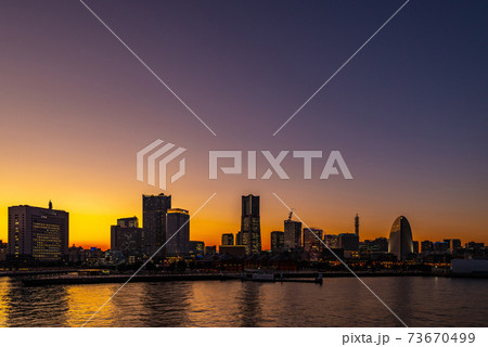 横浜・みなとみらい・大さん橋から見る夜景 73670499