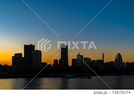 横浜・みなとみらい・大さん橋から見る夜景 73670574