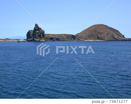 海に囲まれた火山の島バルトロメ島 73671277