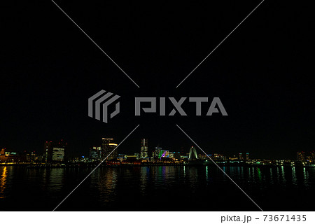 広角レンズで撮影した、横浜大さん橋からのみなとみらいの夜景 広角レンズで撮影した、横浜大さん橋からのみなとみらいの夜景 73671435