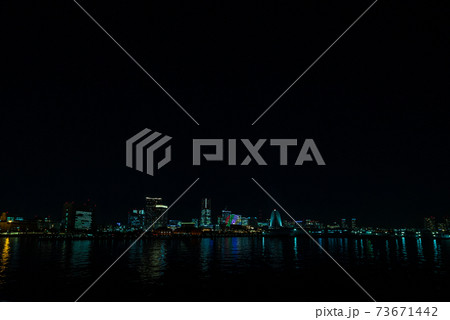広角レンズで撮影した、横浜大さん橋からのみなとみらいの夜景 73671442