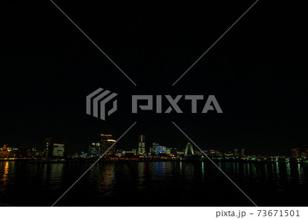 広角レンズで撮影した、横浜大さん橋からのみなとみらいの夜景 73671501