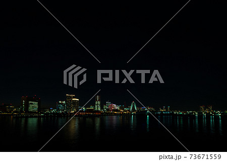 広角レンズで撮影した、横浜大さん橋からのみなとみらいの夜景 広角レンズで撮影した、横浜大さん橋からのみなとみらいの夜景 73671559