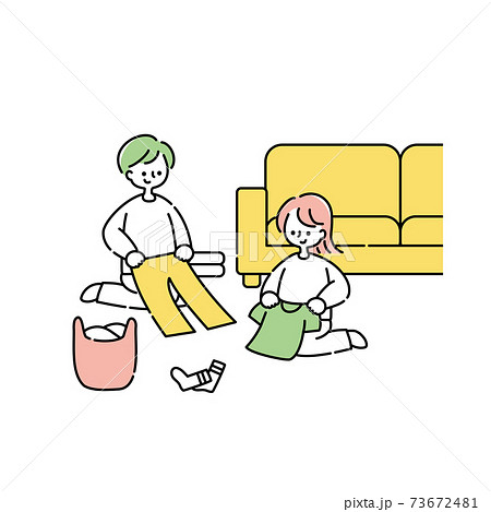 洗濯物を畳む夫婦 73672481