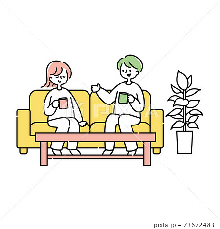 ソファーでくつろぐ夫婦 73672483