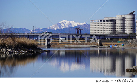 冬空の長良川河畔から見た伊吹山と長良橋 冬空の長良川河畔から見た伊吹山と長良橋 73673575