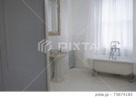 Old Styled Bathroom 73674183