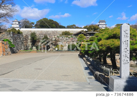 【兵庫県】晴天下の明石城（坤櫓と巽櫓） 73674886