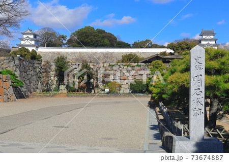 【兵庫県】晴天下の明石城（坤櫓と巽櫓） 73674887