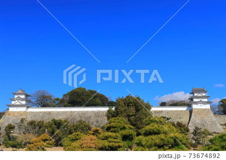 【兵庫県】晴天下の明石城（坤櫓と巽櫓） 73674892