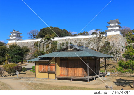【兵庫県】晴天下の明石城（坤櫓と巽櫓） 73674894