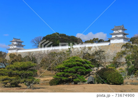 【兵庫県】晴天下の明石城（坤櫓と巽櫓） 73674900