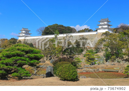 【兵庫県】晴天下の明石城（坤櫓と巽櫓） 73674902