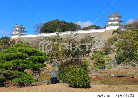 【兵庫県】晴天下の明石城（坤櫓と巽櫓） 73674903