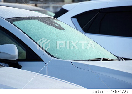 霜のおりた車のフロントガラスの写真素材