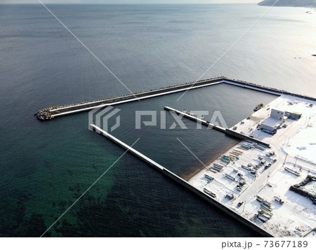 冬の北海道函館市川汲安浦漁港の雪景色を空撮 73677189