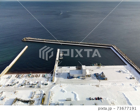 冬の北海道函館市川汲安浦漁港の雪景色を空撮 冬の北海道函館市川汲安浦漁港の雪景色を空撮 73677191