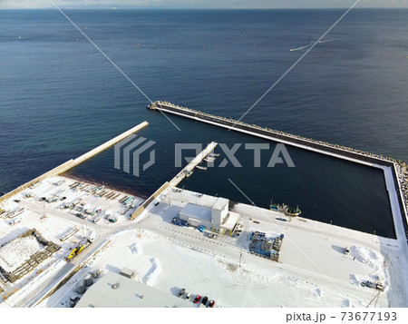 冬の北海道函館市川汲安浦漁港の雪景色を空撮 73677193