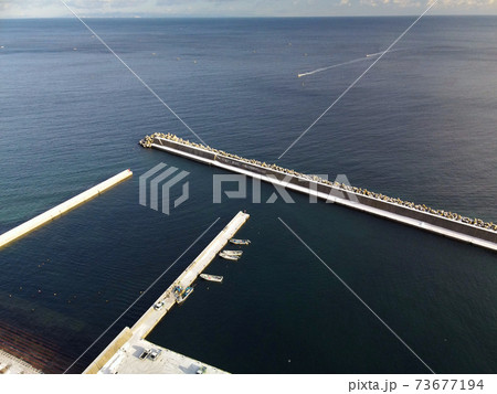 冬の北海道函館市川汲安浦漁港の雪景色を空撮 冬の北海道函館市川汲安浦漁港の雪景色を空撮 73677194