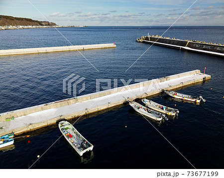 冬の北海道函館市川汲安浦漁港の雪景色を空撮 冬の北海道函館市川汲安浦漁港の雪景色を空撮 73677199