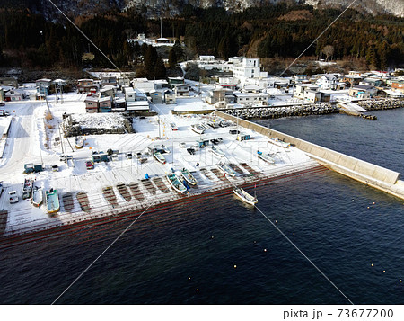 冬の北海道函館市川汲安浦漁港の雪景色を空撮 冬の北海道函館市川汲安浦漁港の雪景色を空撮 73677200