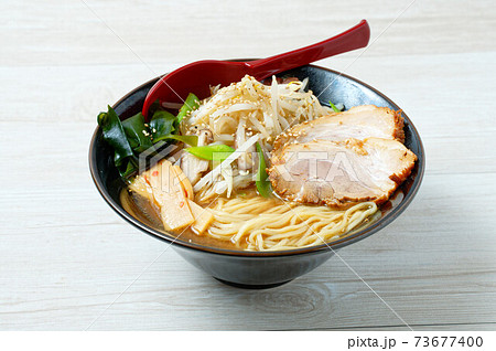 味噌らーめん、みそラーメン、味噌ラーメン、拉麺、もやし、チャーシュー、味噌スープ。 73677400
