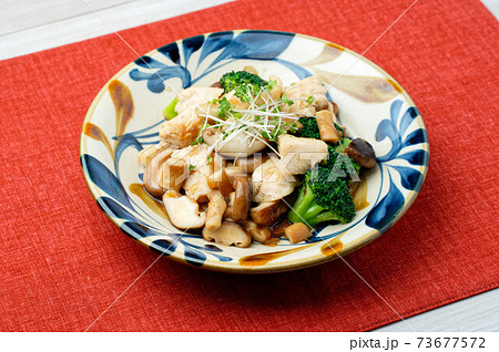 鶏むね肉、鶏ムネ肉とブロッコリーと椎茸の炒め物、市販のローストビーフソースを使って。 73677572