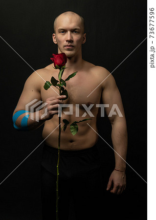 Athletic man holding a red rose, naked for the...の写真素材 [73677596] - PIXTA
