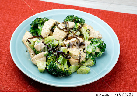 鶏むね肉、鶏ムネ肉とブロッコリーの塩昆布とマヨネーズ炒め。、 73677609