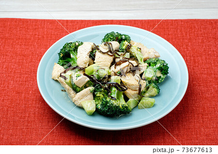 鶏むね肉、鶏ムネ肉とブロッコリーの塩昆布とマヨネーズ炒め。、 73677613