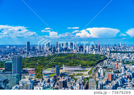 渋谷から見た東京・原宿、新宿方面の街並みと夏の空（かなとこ雲） 73678269