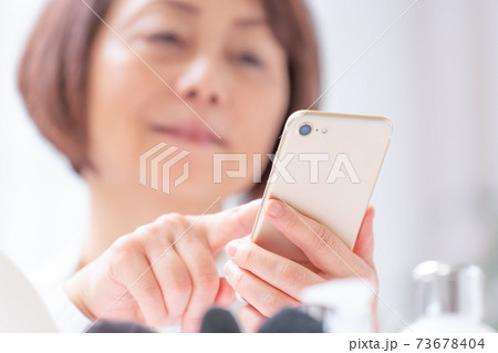 女性 部屋 スマホ スマートフォン 携帯 携帯電話 女性 部屋 スマホ スマートフォン 携帯 携帯電話 73678404