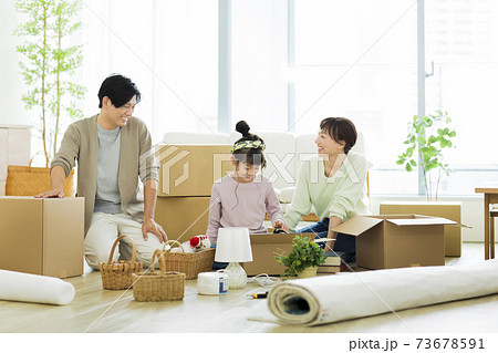 引越しをする家族 引越しをする家族 73678591