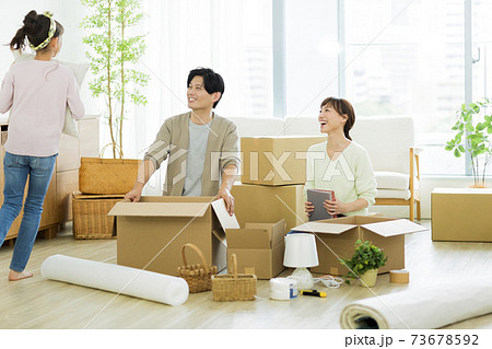 引越しをする家族 73678592